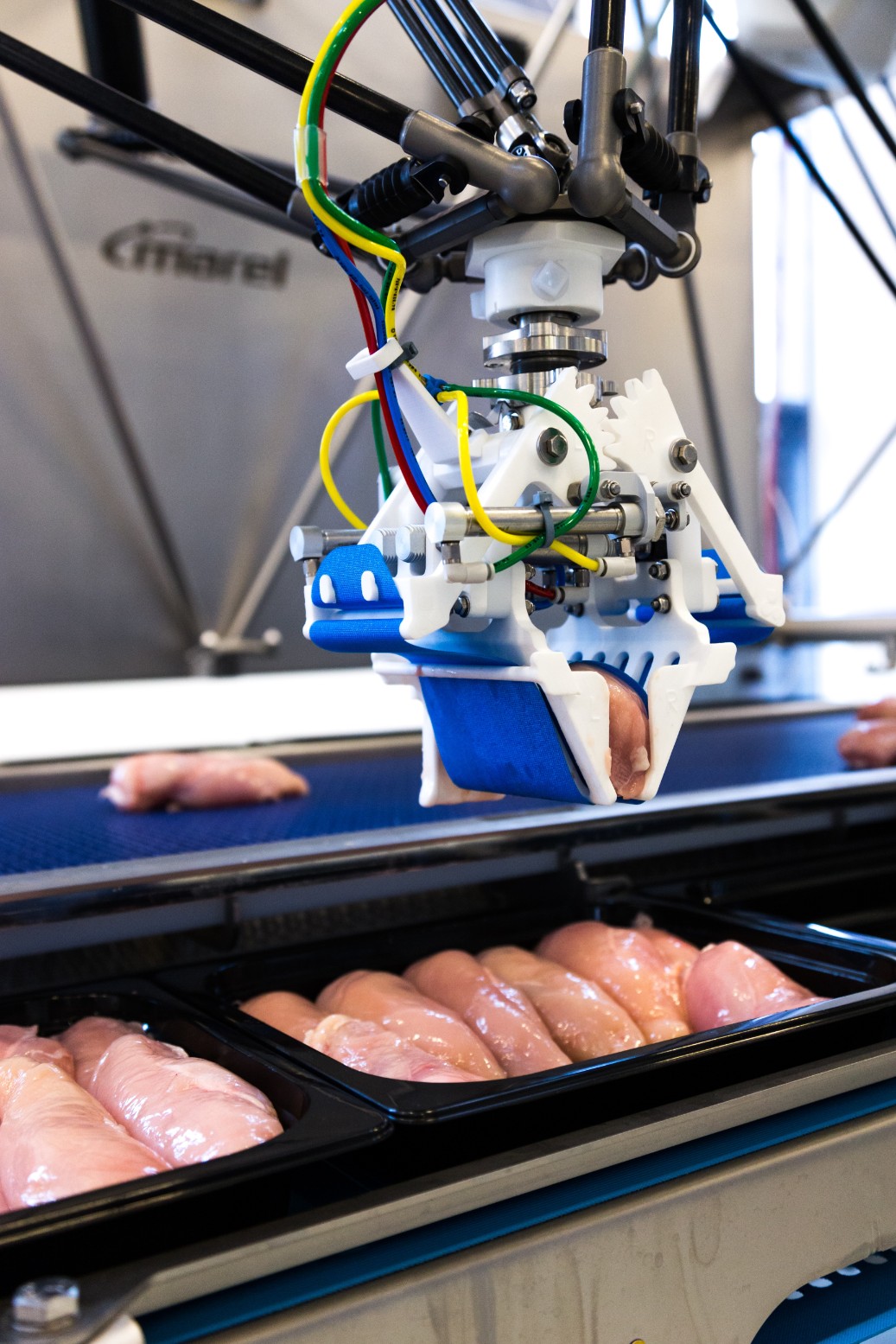 Robot with a knife, incl. trim separation